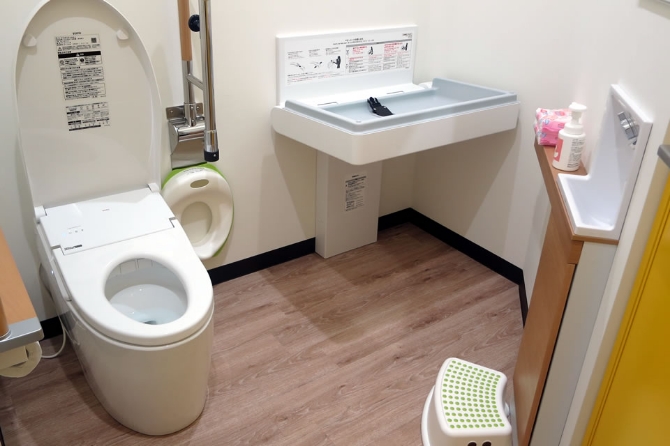 キッズトイレ・オムツ替え・手洗いスペース